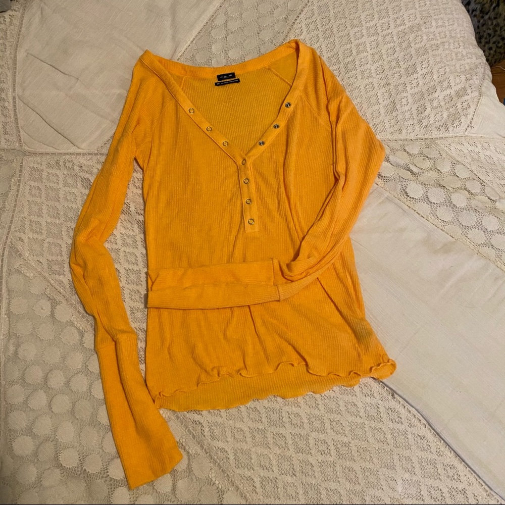 Long sleeve w/ button detailing